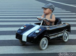Lucu, Begini Gaya Balita Nyetir Mobil dan Mandi di Jalan Thamrin