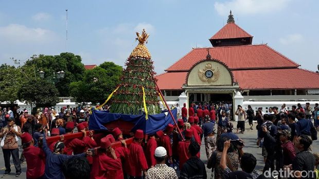 Gunungan jaler dibawa ke Masjid Gedhe Kauman