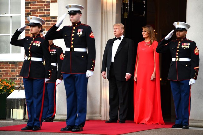 Setelah dijamu Ratu Elizabeth II, giliran Presiden AS Donald Trump yang mengadakan jamuan formal untuk tuan rumah di Winfield House, London, Inggris, Selasa (4/6/2019). Winfield House merupakan kediaman resmi Duta Besar AS untuk Inggris, tempat Trump menetap selama kunjungan tiga harinya ke Inggris. Hadir mewakili Kerajaan Inggris, Pangeran Charles dan istrinya, Camilla Parker Bowles. (Foto: Getty Images)