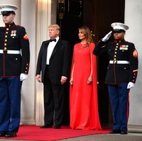 Setelah dijamu Ratu Elizabeth II, giliran Presiden AS Donald Trump yang mengadakan jamuan formal untuk tuan rumah di Winfield House, London, Inggris, Selasa (4/6/2019). Winfield House merupakan kediaman resmi Duta Besar AS untuk Inggris, tempat Trump menetap selama kunjungan tiga harinya ke Inggris. Hadir mewakili Kerajaan Inggris, Pangeran Charles dan istrinya, Camilla Parker Bowles. (Foto: Getty Images)