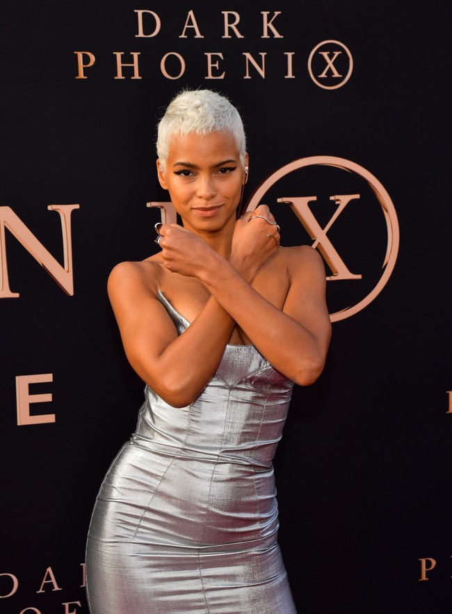 Aktris Kota Eberhardt memilih gaun seksi berwarna perak yang mempertegas lekukan tubuhnya. (Foto: Getty Images)