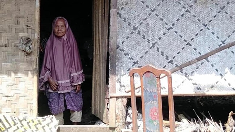 Mimpi Lebaran Mak Eyoh, Penghuni Gubuk Reyot di Pinggiran Sukabumi Mimpi Lebaran Mak Eyoh, Penghuni Gubuk Reyot di Pinggiran Sukabumi