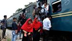 Ramai-ramai Mudik Lebaran Naik Kereta di Bangladesh