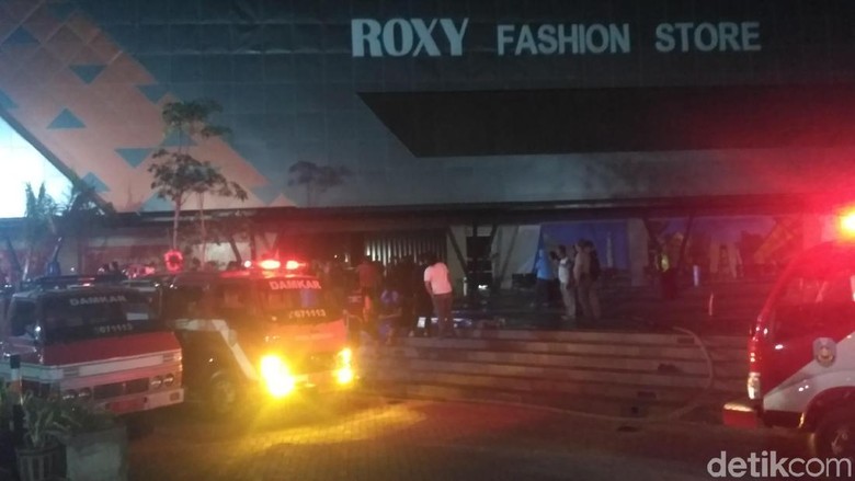 Roxy Mall Situbondo Terbakar Saat Malam Takbiran Roxy Mall Situbondo Terbakar Saat Malam Takbiran