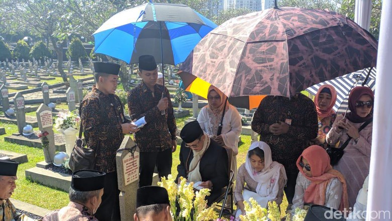 Ziarah ke Makam Ainun di TMP Kalibata, BJ Habibie Khusyuk Berdoa Ziarah ke Makam Ainun di TMP Kalibata, BJ Habibie Khusyuk Berdoa