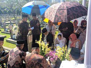 Ziarah ke Makam Ainun di TMP Kalibata, BJ Habibie Khusyuk Berdoa