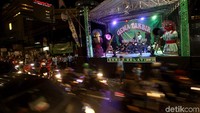 Tak hanya bermain petasan dan kembang api, warga juga terus menggemakan takbir bersuka cita menyambut datangnya hari raya Idul Fitri.
