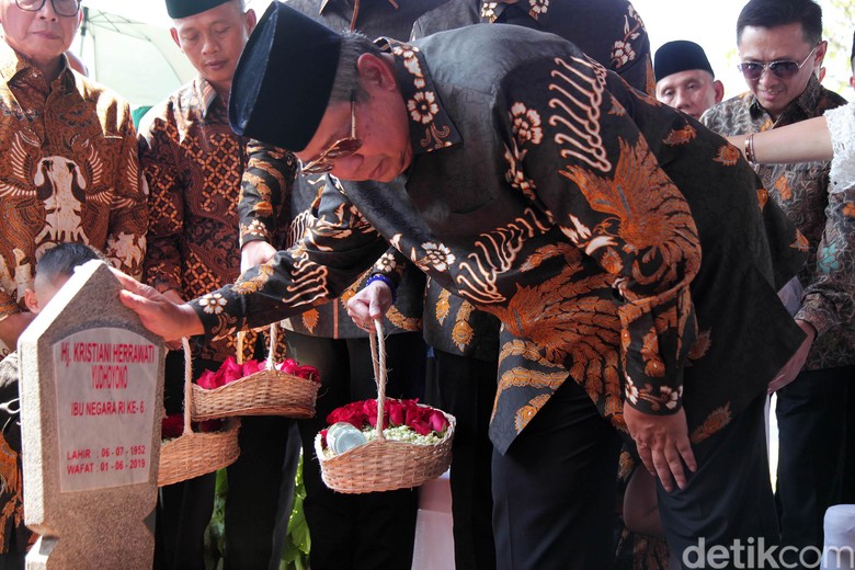 SBY Tulis Lirik Lagu Kisahnya dan Ani Yudhoyono, akan Dinyanyikan Anji SBY Tulis Lirik Lagu Kisahnya dan Ani Yudhoyono, akan Dinyanyikan Anji