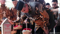 Ucapan cinta sempat disampaikan SBY di depan pusara. 