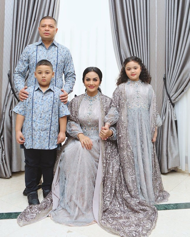 Krisdayanti memakai gaun bergaya jubah yang penuh detail brokat rancangan Hengki Kawilarang. Begitu pula putrinya. Sementara suaminya, Raul Lemos dan putra mereka kompak dengan kemeja biru bernuansa batik. (Foto: Instagram/@krisdayantilemos)