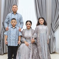 Krisdayanti memakai gaun bergaya jubah yang penuh detail brokat rancangan Hengki Kawilarang. Begitu pula putrinya. Sementara suaminya, Raul Lemos dan putra mereka kompak dengan kemeja biru bernuansa batik. (Foto: Instagram/@krisdayantilemos)