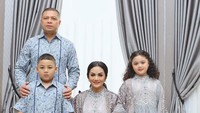 Ada Krisdayanti dan sang suami Raul Lemos bersama kedua anak mereka yang tampil serasi dengan nuansa biru abu-abu di busana lebaran mereka. Foto: Instagram