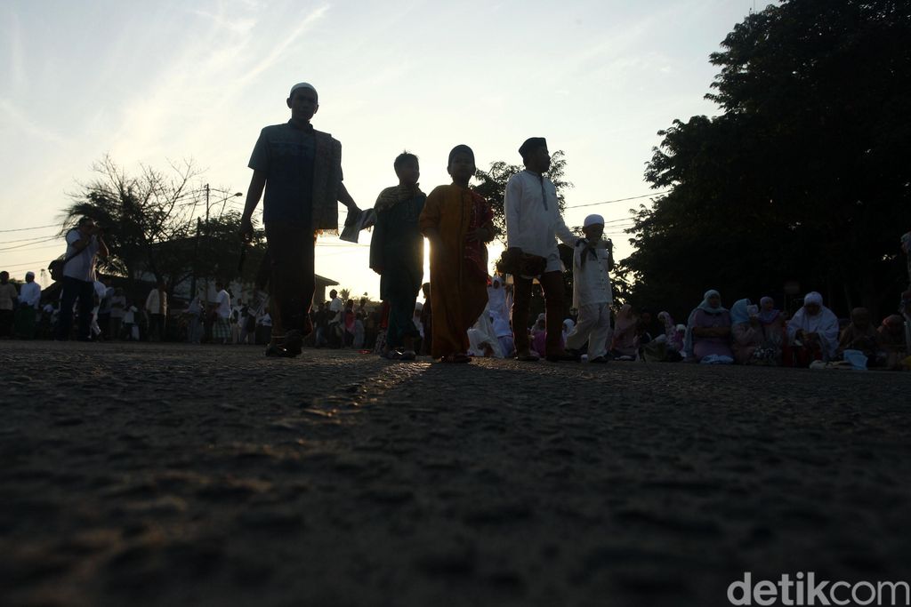 Warga melaksanakan salad Idul Fitri di Pelabuhan Sunda Kelapa, Jakarta. Rabu (5/6/2019). Meski tak di dalam masjid mereka salat dengan khusyuk.