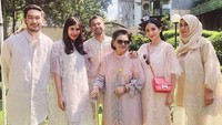 Sementara Raffi Ahmad dan keluarga juga tampil senada serba putih gading di Lebaran kali ini. Foto: Instagram
