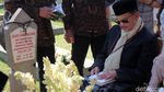 Habibie Ziarah ke Makam Ainun