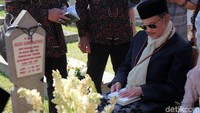Habibie tampak khusyuk berdoa.