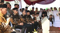 SBY kemudian cerita soal busana batik yang dia kenakan bersama keluarganya. Menurut SBY batik tersebut pilihan langsung oleh istrinya sebelum meninggal. Foto: Jefrie/detikcom 