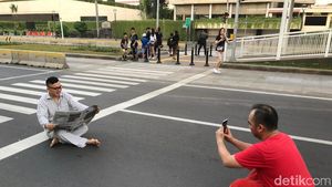 Potret Heboh Warga Foto-foto di Tengah Jalan Saat Lebaran