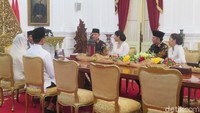AHY-Ibas yang didampingi istri masing-masing, Annisa Pohan dan Aliya Rajasa terlihat berbincang akrab dengan Jokowi. Tampak Ibu Negara Iriana dan putra Jokowi, Kaesang Pangarep ikut dalam pertemuan itu. (Foto: Noval/detikcom)