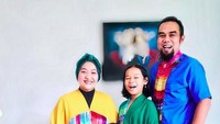Tike Priatnakusuma dengan keluarganya. Foto: Instagram