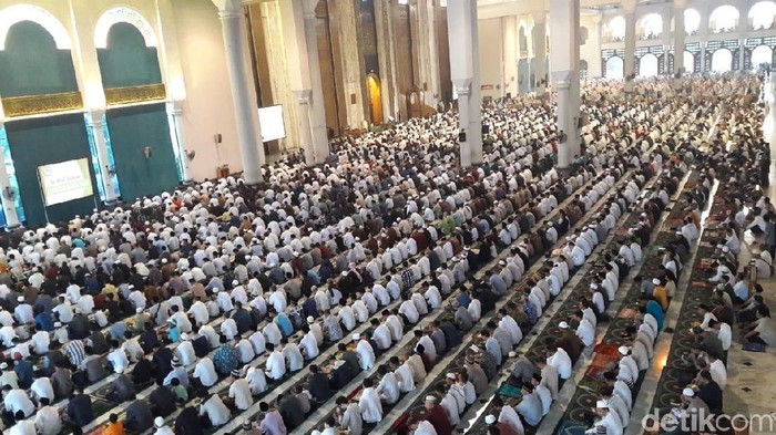 Salat Idul Fitri di Masjid Al Akbar Surabaya