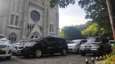 Melihat Katedral Sediakan Lahan Parkir untuk Jemaah Salat Id Masjid Istiqlal