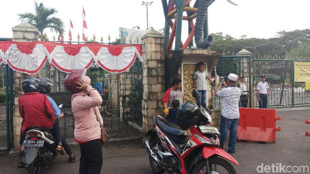 Kecewa Ragunan Tutup Hari Pertama Lebaran, Pengunjung Foto di Depan Gerbang