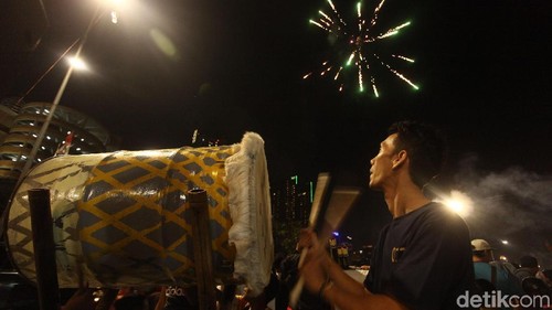 Sejumlah warga menyaksikan kembang api dan petasan di Jalan KH Wahid Hasyim, Jakarta. Pesta kembang api dan petasan ini menghiasi perayaan malam takbiran Idul Fitri.