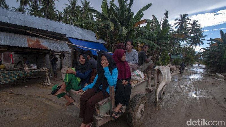 Korban Banjir Sigi Sulteng Rayakan Lebaran di Tenda Pengungsian Korban Banjir Sigi Sulteng Rayakan Lebaran di Tenda Pengungsian