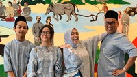 Ada Uya Kuya dan keluarga yang juga kompak tampil senada di hari Lebaran. Sang istri, Astrid dan putrinya Cinta, kompak mengenakan gamis berwarna sama. Foto: Instagram