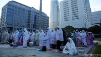 Para jemaah tampak khusyuk melaksanakan salat Idul Fitri.