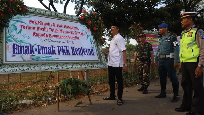 Apresiasi Warga untuk TNI Polri Lewat Karangan Bunga di Suramadu