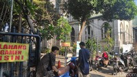 Christoforus mengatakan tradisi ini terus Katedral jaga setiap tahunnya. Apalagi, Katedral juga kerap menggunakan lahan parkir Masjid Istiqlal saat perayaan di sana. (Foto: Matius Alfons/detikcom)