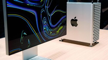 Monitor dijual terpisah dari stand-nya. Foto: Reuters