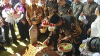 SBY dan keluarga kemudian melakukan tabur bunga sebelum beranjak meninggalkan lokasi. Foto: Jefrie/detikcom