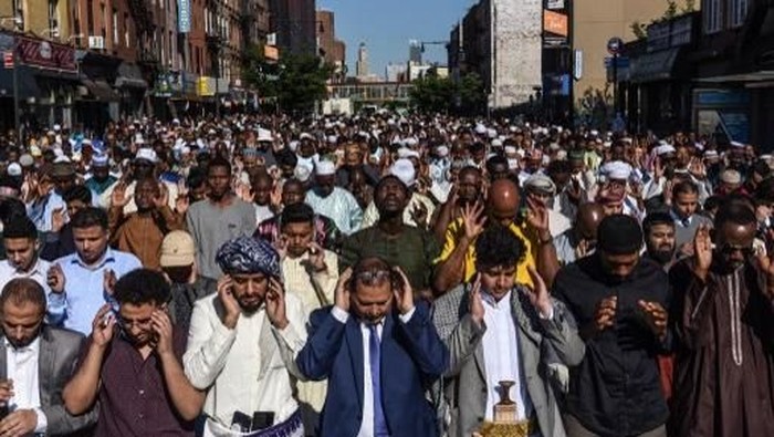 NEW YORK, NY - JUNE 04: People pray outside of a mosque called the Masjid at-Taqwa for Eid al-Fitr prayer on June 4, 2019 in the Brooklyn borough of New York City. The day of Eid al-Fitr marks the end of the Muslim holy month of Ramadan.   Stephanie Keith/Getty Images/AFP