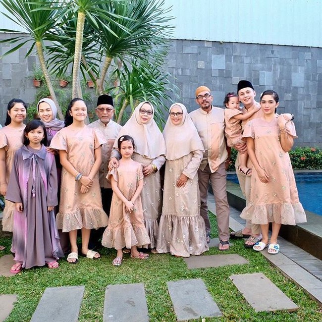Keluarga besar Andhika Pratama dan Ussy Sulistiawati kompak dengan busana berwarna coklat pastel yang kalem. (Foto: Instagram/@ussypratama)