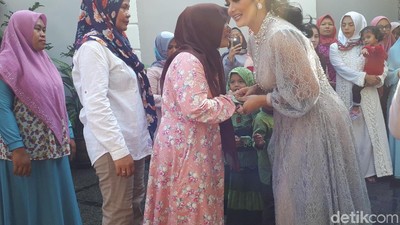 Momen Krisdayanti Bagi THR untuk Warga Sekitar