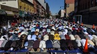 Umat muslim di New York, Amerika Serikat merayakan Idul Fitri dengan salat Id di jalanan sekitar Masjid at-Taqwa, Brooklyn. (Foto: Stephanie Keith/Getty Images/AFP)