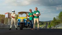 Untuk memastikan Tuk-tuk dapat mengatasi kerasnya proses manuver, komponen mesin dipesan lebih dahulu, diproduksi dan lantas dipasang oleh sebuah perusahaan yang bekerja dengan Koenigsegg.  Foto: Carscoops