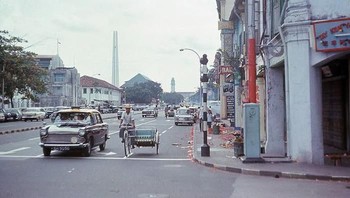 Di bawah kepemimpinan Lee Kuan Yew sebagai Perdana Menteri, Singapura pun perlahan-lahan menjadi negara sukses. Foto: Vintages