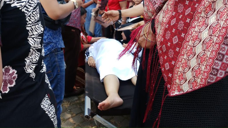 Ada Wanita Hamil Pingsan Saat Berdesakan Melihat Jokowi di Monas Ada Wanita Hamil Pingsan Saat Berdesakan Melihat Jokowi di Monas