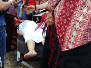 Ada Wanita Hamil Pingsan Saat Berdesakan Melihat Jokowi di Monas