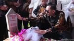 SBY, AHY dan Ibas Kompak Berbatik Saat Ziarah ke Makam Ani Yudhoyono