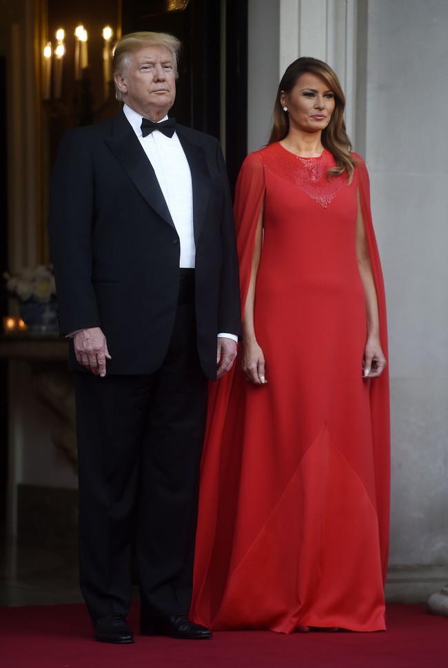 Gaun pilihan Melania Trump ini hadir dengan cape atau sayap sehingga siluetnya terlihat seperti kaftan. Dilansir Daily Mail, gaun ini bernilai 5.610 poundsterling atau sekitar Rp 100 juta. (Foto: Getty Images)