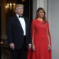 Gaun pilihan Melania Trump ini hadir dengan cape atau sayap sehingga siluetnya terlihat seperti kaftan. Dilansir Daily Mail, gaun ini bernilai 5.610 poundsterling atau sekitar Rp 100 juta. (Foto: Getty Images)