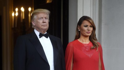 Momen Stylish Melania Trump di Inggris Berlanjut dengan Kaftan Rp 100 Juta
