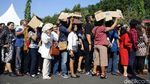 Warga Berpanas-panas Demi Bersalaman dengan Jokowi