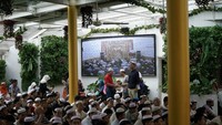 Mereka juga tampak mengikuti salat Id berjemaah di salah satu masjid di Shanghai. (Foto: REUTERS/Aly Song)