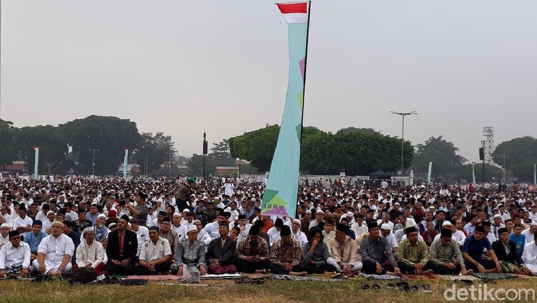 Sultan HB X dan Warga Yogya Salat idul Fitri di Alun-alun Utara Sultan HB X dan Warga Yogya Salat idul Fitri di Alun-alun Utara